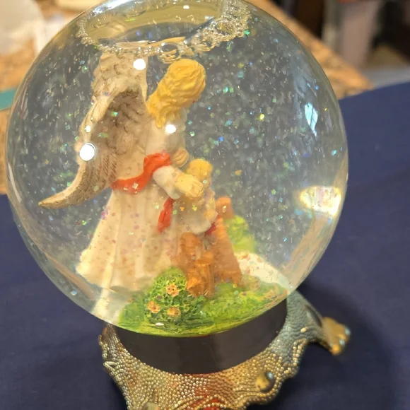 Angel Snow Globe with Gold Base - Picture 5 of 5